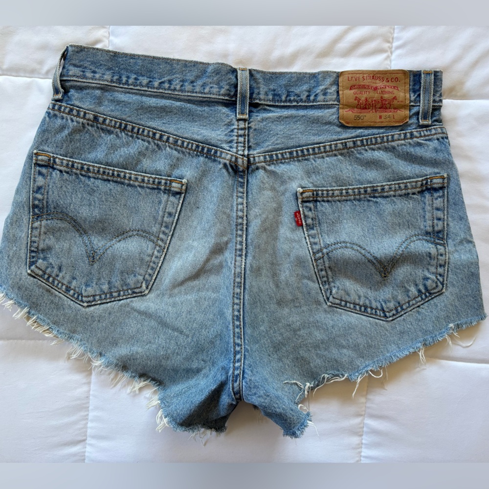 Levi’s 550 Cutoff Denim Shorts Light Wash Distressed Raw Hem W34 Vintage Style